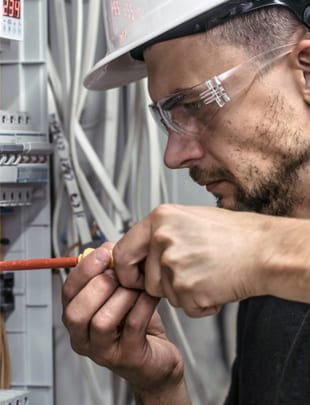 Técnico da Império Soluções Elétrica fazendo reparo em PC de luz