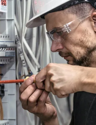 Técnico da Império Soluções Elétrica fazendo reparo em PC de luz